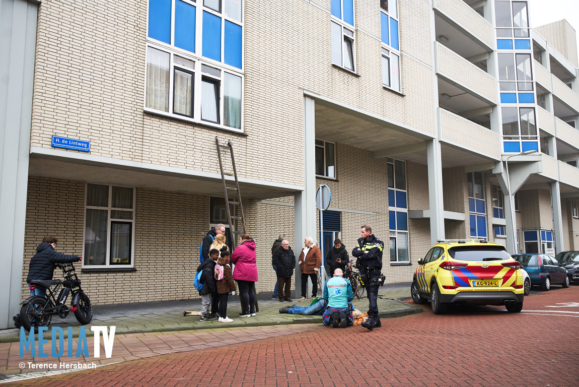 Glazenwasser gewond na val van ladder H. de Lintweg Spijkenisse