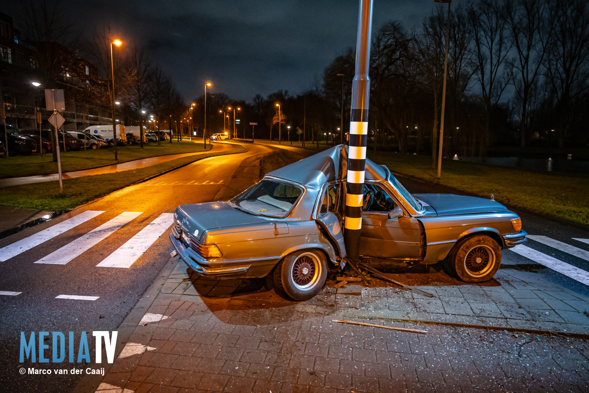 Oldtimer om paal gevouwen bij eenzijdig ongeval Burgemeester van Haarenlaan Schiedam