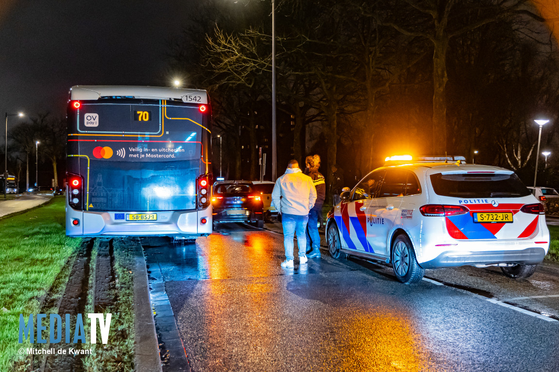 Auto rijdt tegen geparkeerde auto, lijnbus rijdt zich vast in gras Spinozaweg Rotterdam