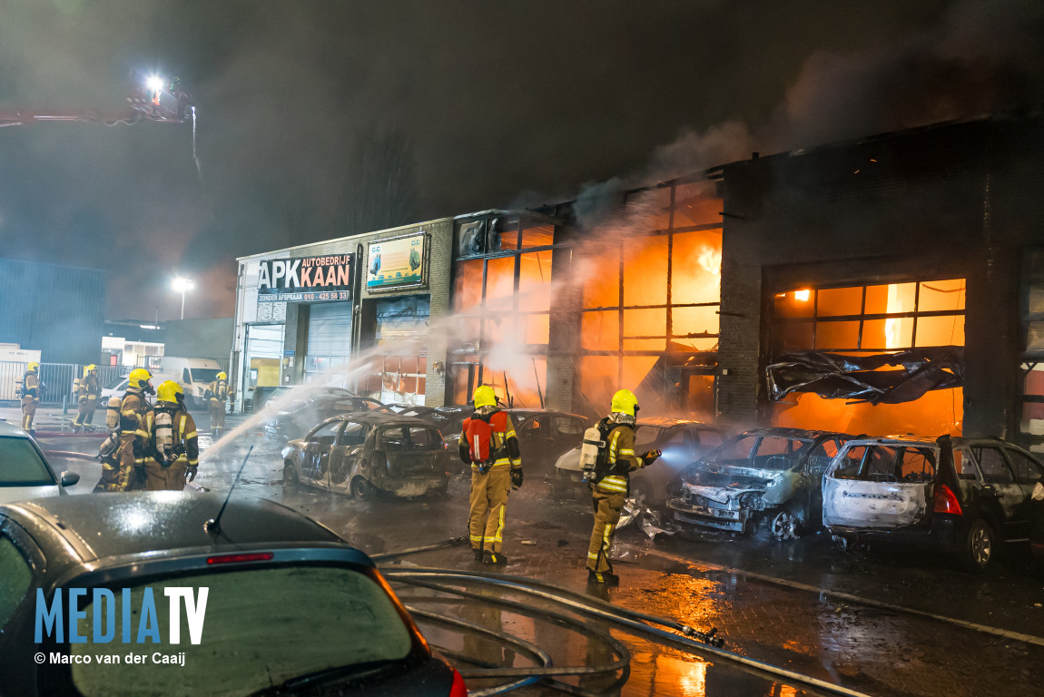 Meerdere bedrijfspanden volledig verwoest door zeer grote brand Dulderstraat Rotterdam