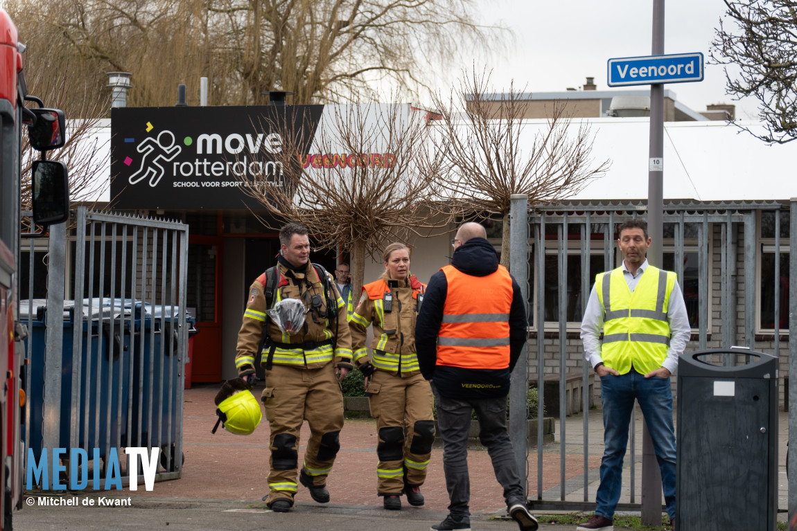 Middelbare school ontruimd na brand in meterkast Veenoord Rotterdam