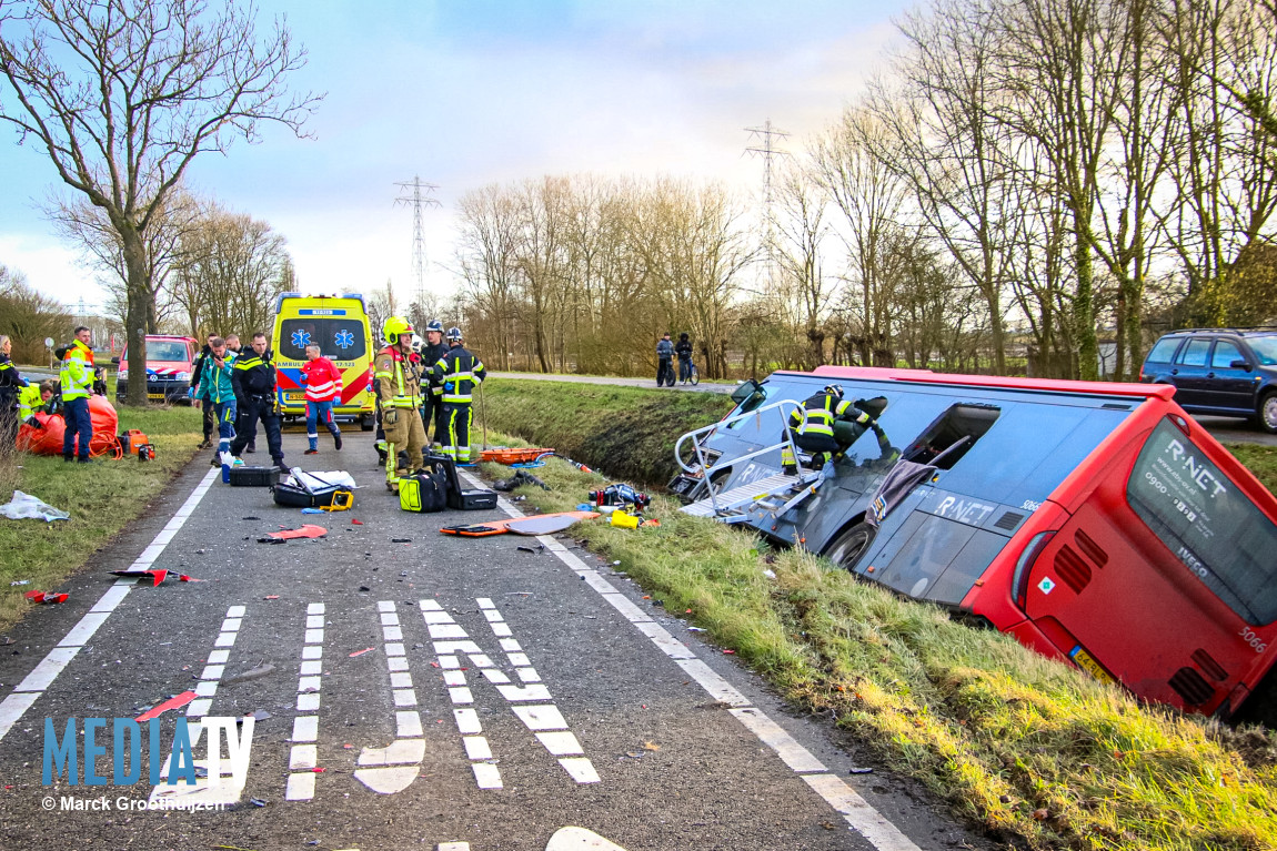 Lijnbus met passagiers in sloot beland bij aanrijding Groene Kruisweg Zwartewaal