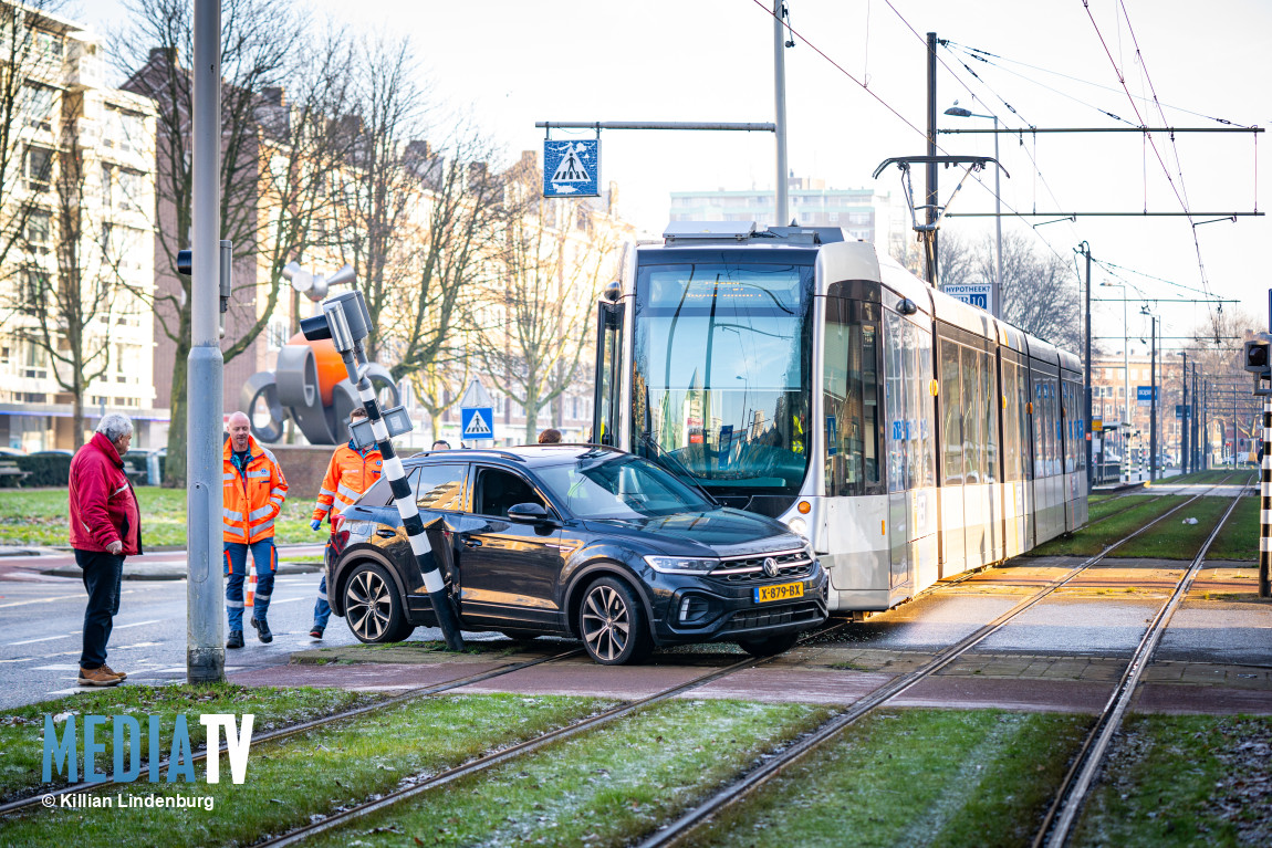 Auto vast tussen paal en tram Burgemeester van Walsumweg Rotterdam