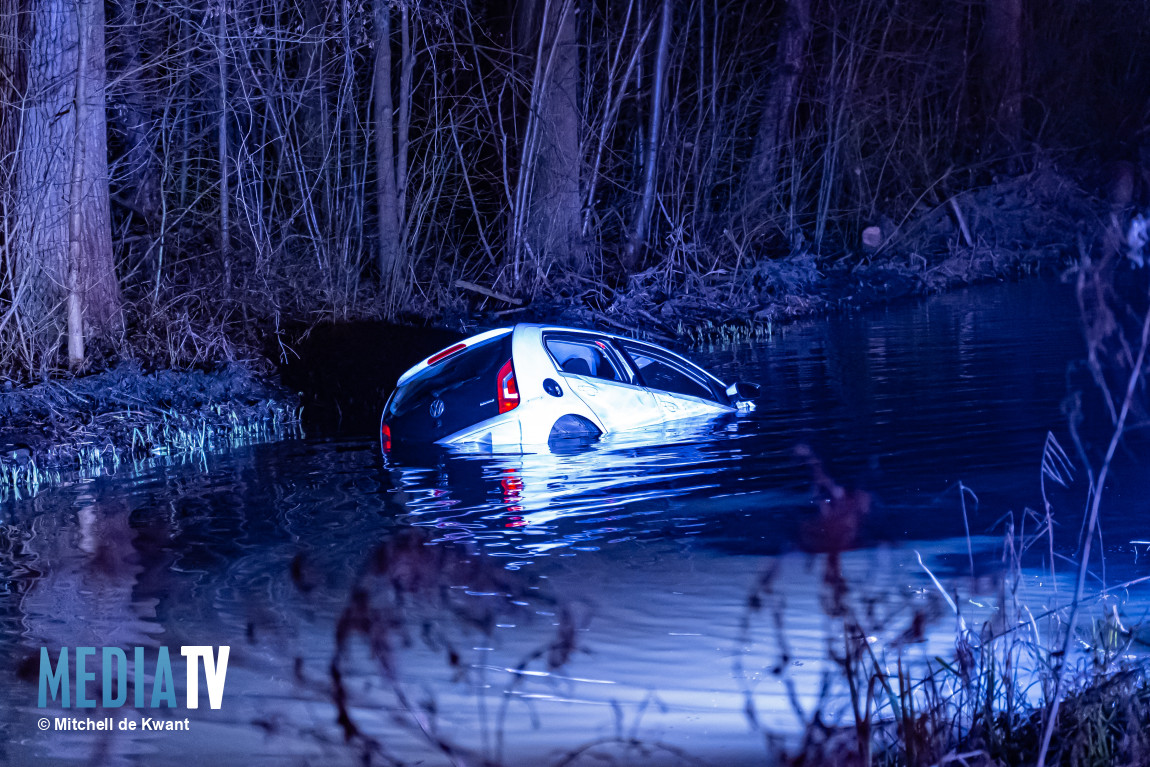 Inzittenden van auto gered nadat voertuig in sloot beland Vaanweg Rotterdam