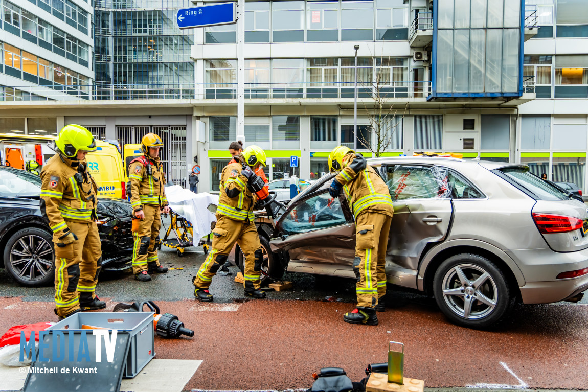 Bestuurster door brandweer bevrijd bij aanrijding Motorstraat Rotterdam