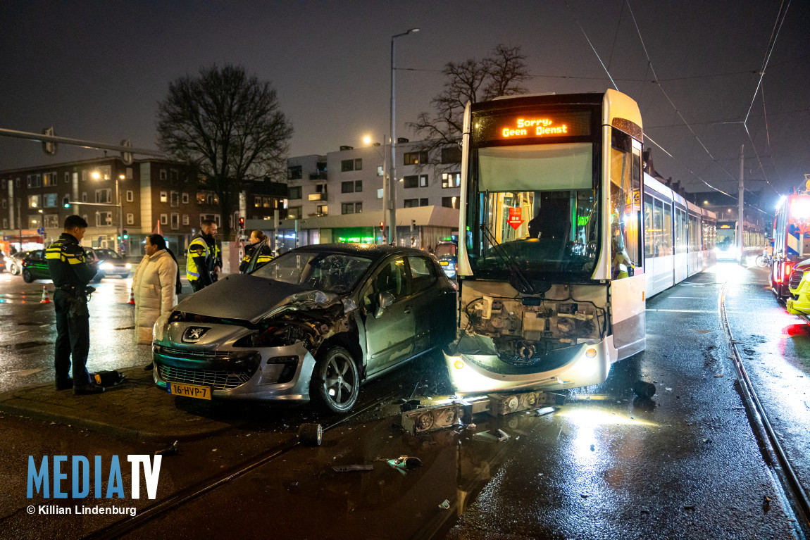 Tram ontspoort na aanrijding met auto Wolphaertsbocht Rotterdam