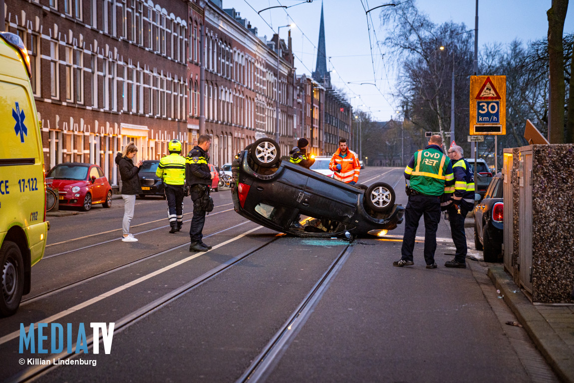 Auto over de kop, één gewonde Honingerdijk Rotterdam