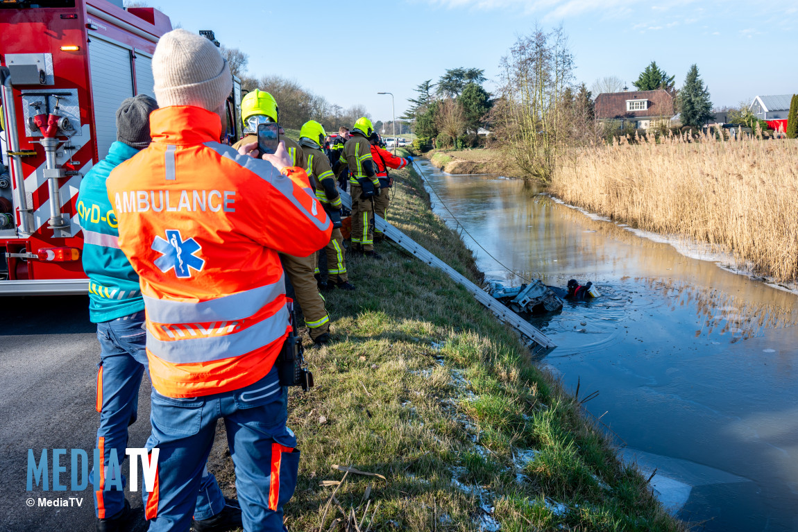 Hulpdiensten treffen gestripte auto aan Albrandswaardsedijk Poortugaal