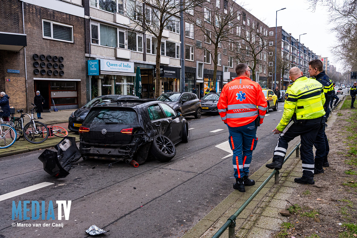 Auto crasht met hoge snelheid Mariniersweg Rotterdam