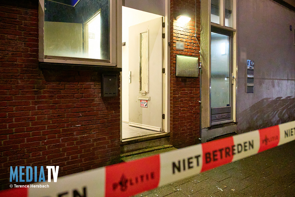 Voordeur flink beschadigd na explosie Claes de Vrieselaan Rotterdam