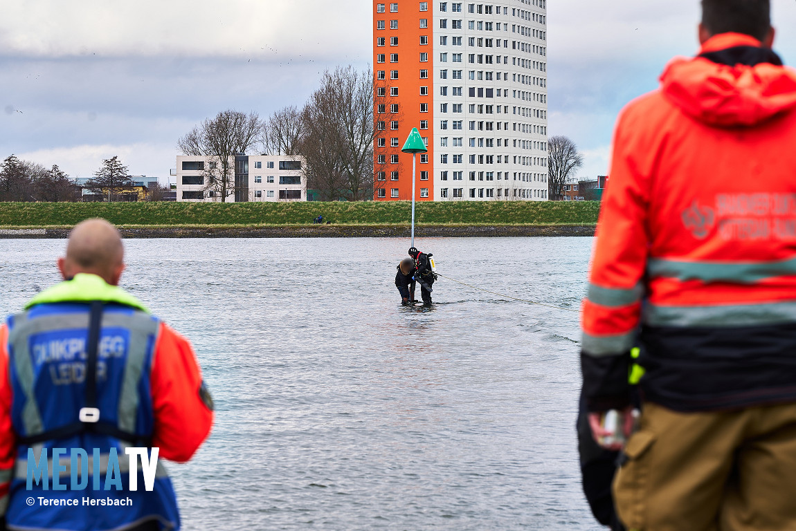 Jongen van paal gered na stijgend water Oude Maas Spijkenisse