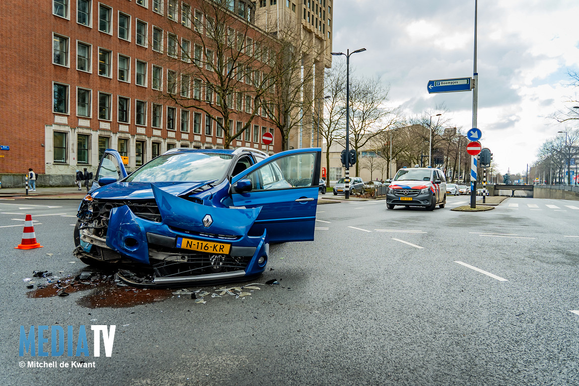 Veel schade na aanrijding op kruispunt Blaak Rotterdam