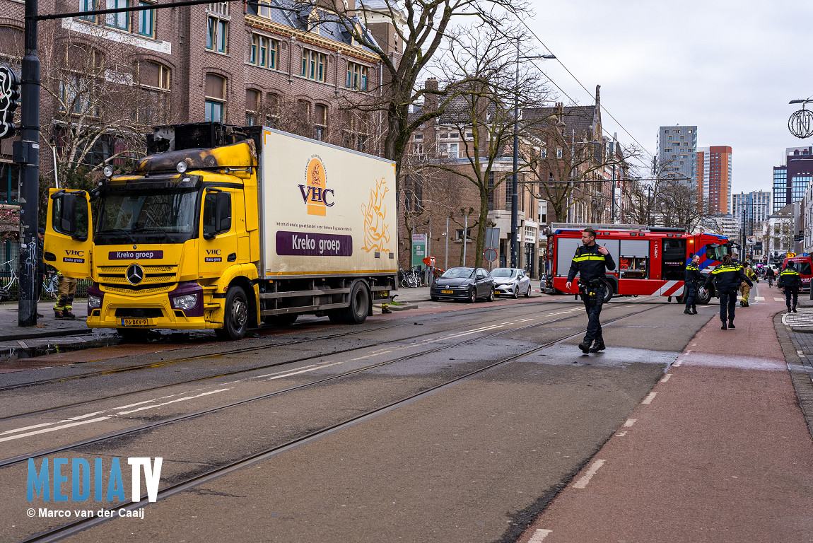 Vrachtwagen vliegt in brand Nieuwe Binnenweg Rotterdam