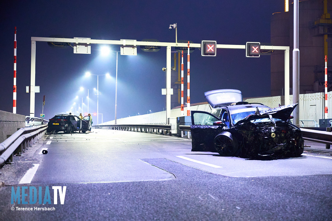 Flinke ravage na botsing tussen twee auto's Hartelbrug Botlek Rotterdam