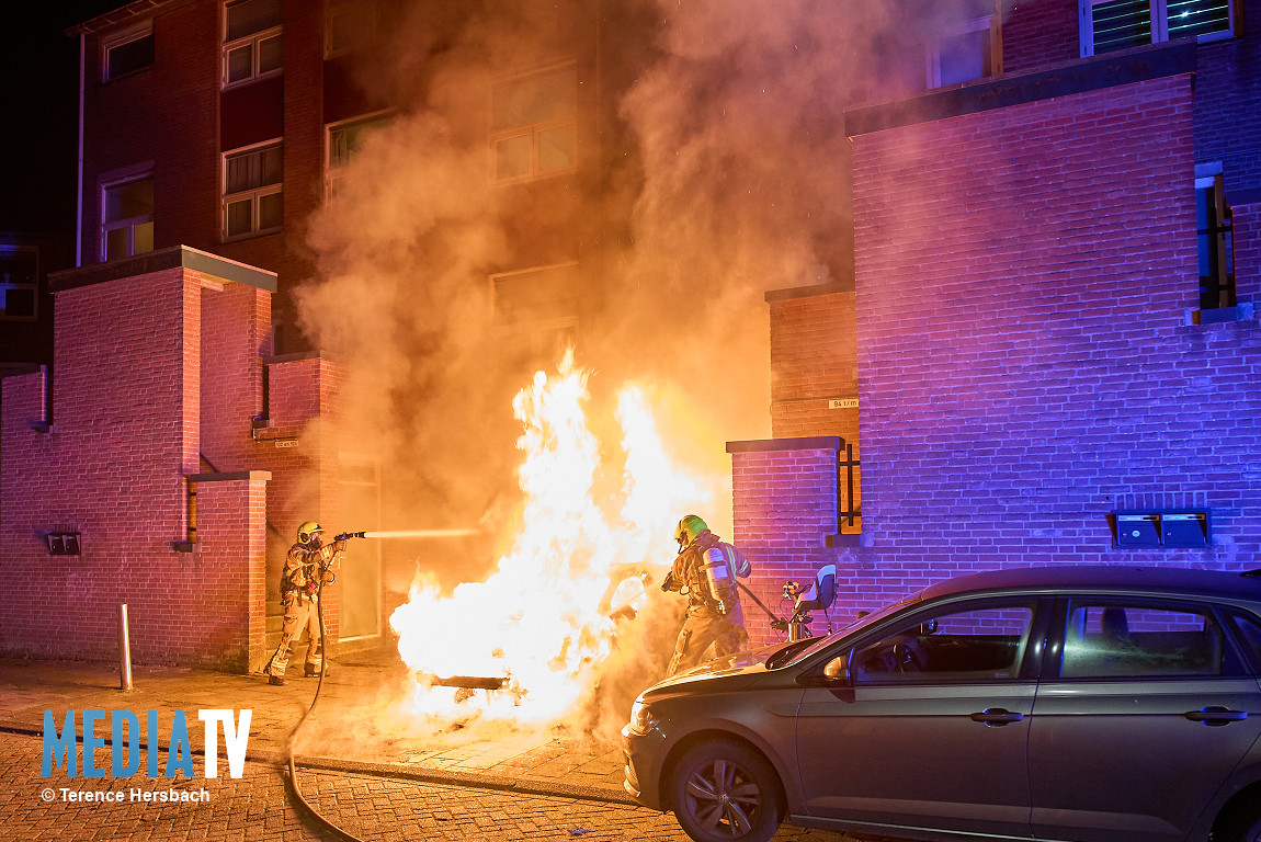 Brandweer weet net overslag te voorkomen bij autobrand Lavasdonk Spijkenisse