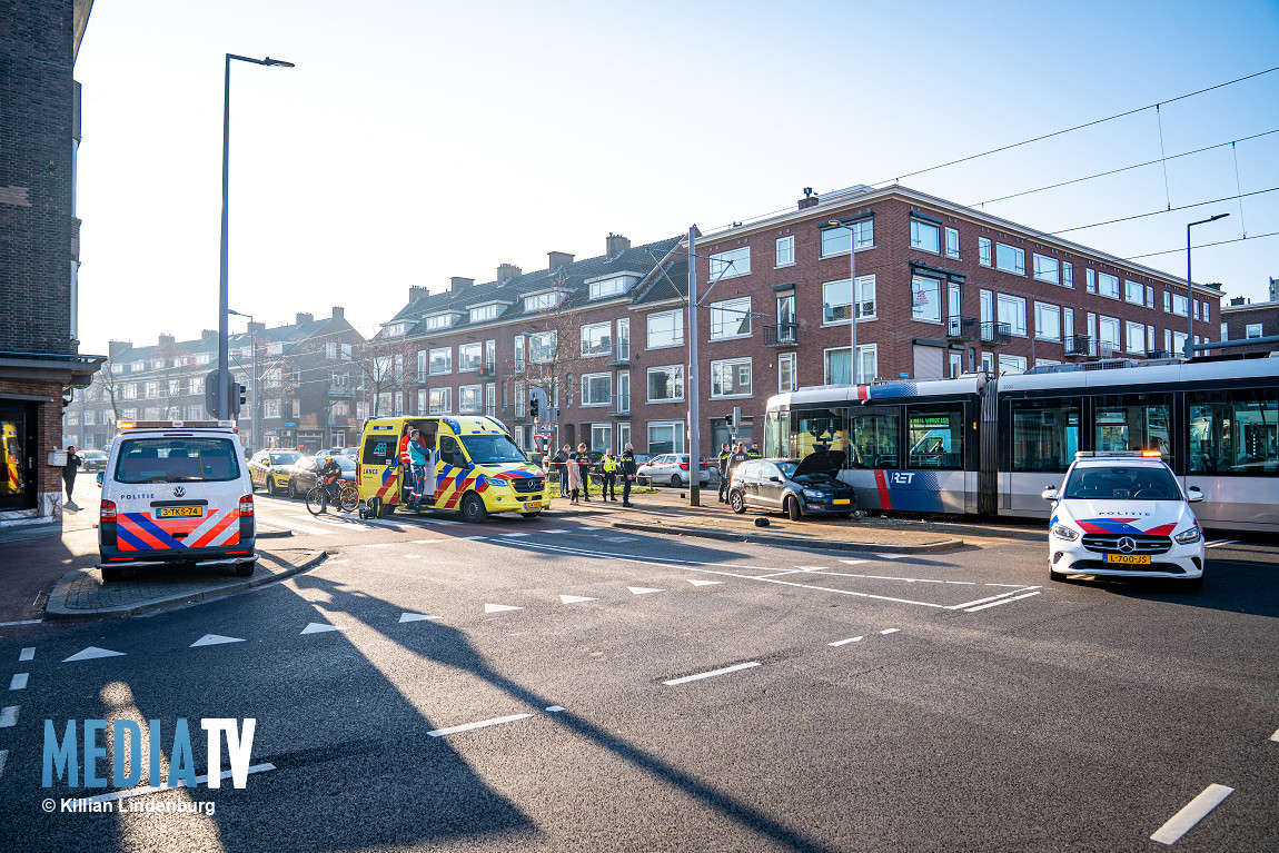 Twee aanhoudingen na aanrijding tussen auto en tram Dorpsweg Rotterdam