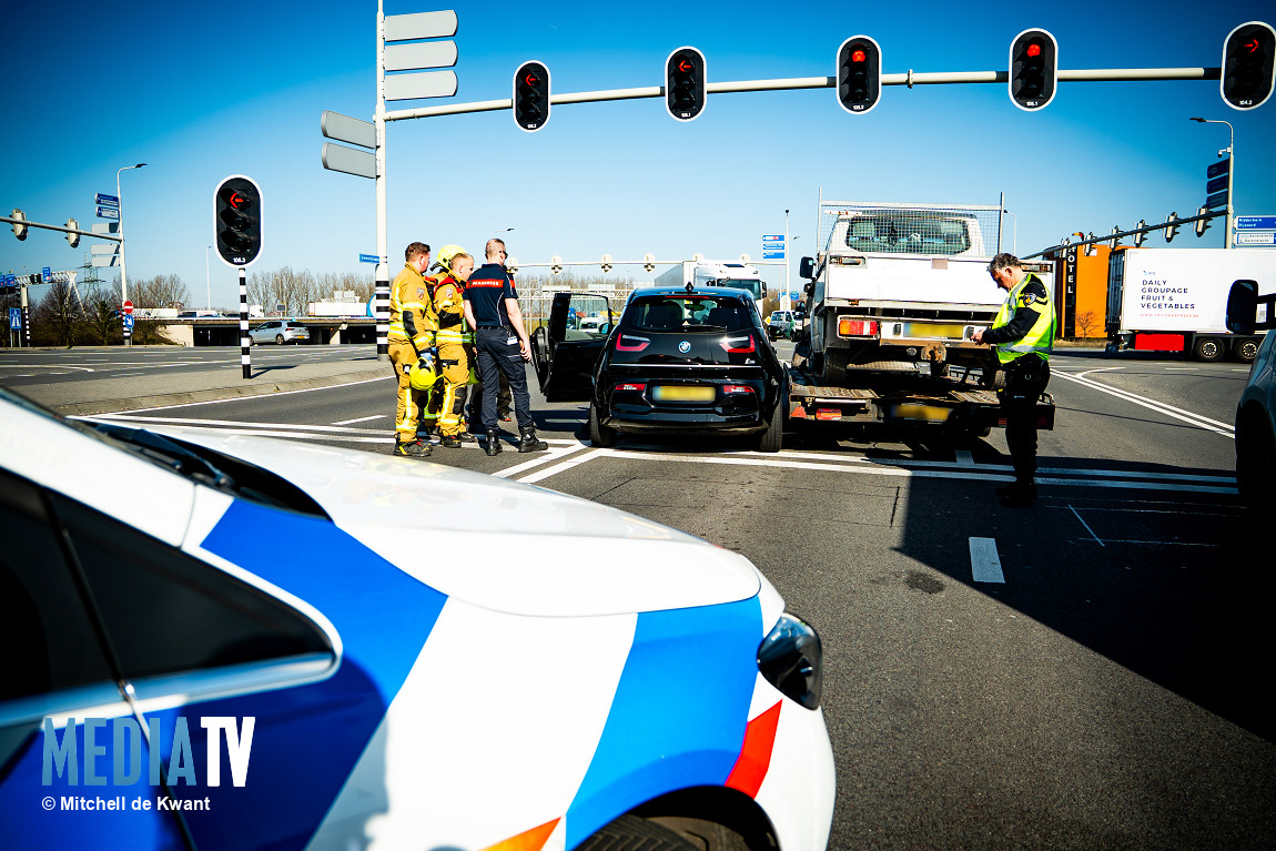 Auto botst op autoambulance bij verkeerslicht Dierensteinweg Barendrecht