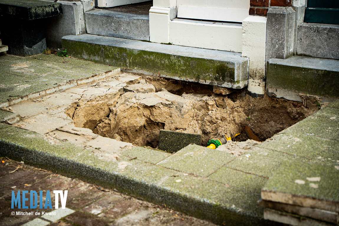 Meerdere woningen zonder water door sinkhole Aegidiusstraat Rotterdam
