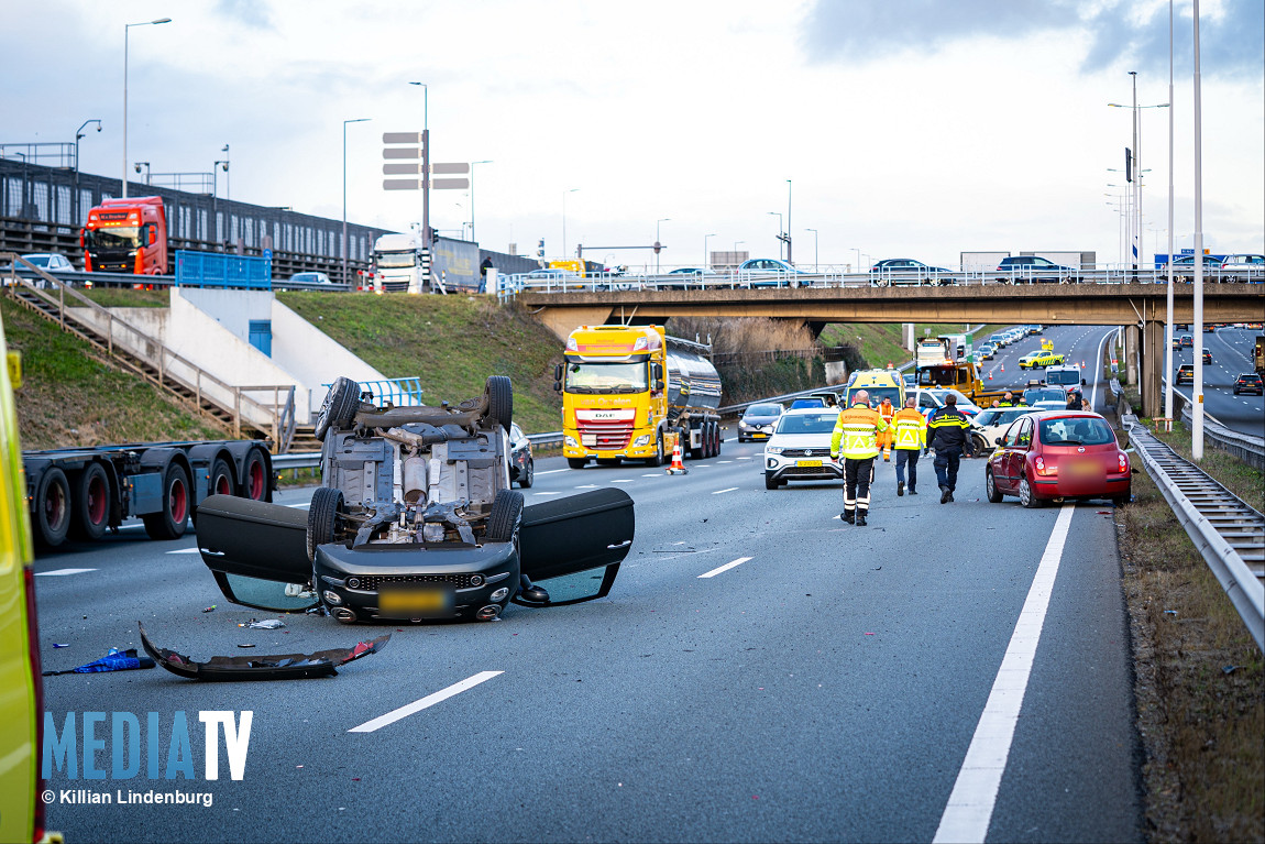 Auto slaat over de kop na ongeval met meerdere voertuigen A15 Hoogvliet