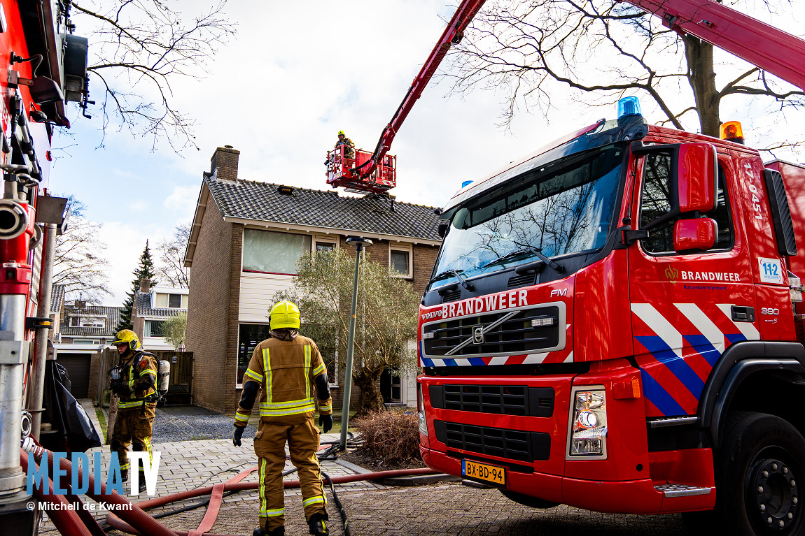 Dikke zwarte rook bij brand Louise de Colignylaan Vlaardingen