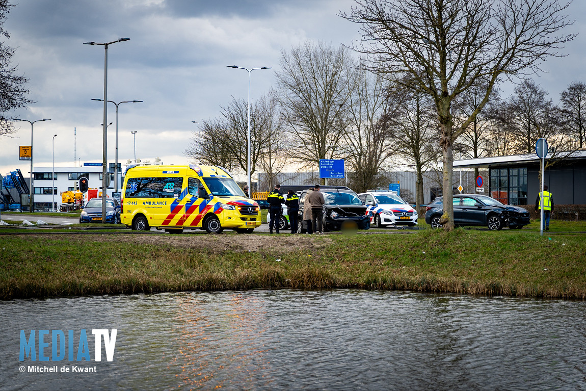 Veel schade bij ongeval met twee voertuigen Dokwerkerstraat Ridderkerk