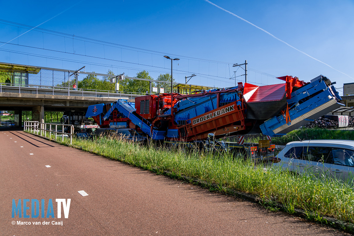 Groot speciaal transport te hoog voor viaduct en klem op rotonde Meester L.A. Kesperweg Vlaardingen