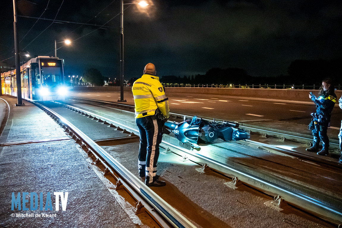 Motor eindigt op trambaan na eenzijdig ongeval Varkenoordseviaduct Rotterdam