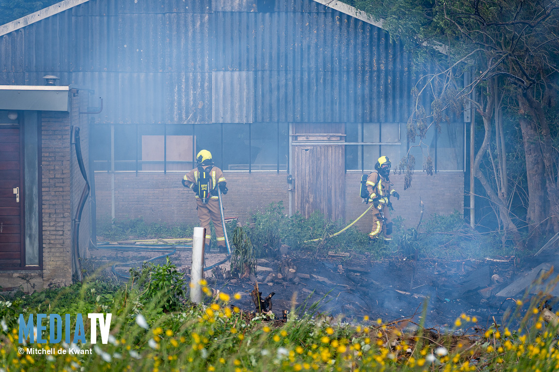 Schuur volledig uitgebrand na felle brand Veersedijk Hendrik-Ido-Ambacht