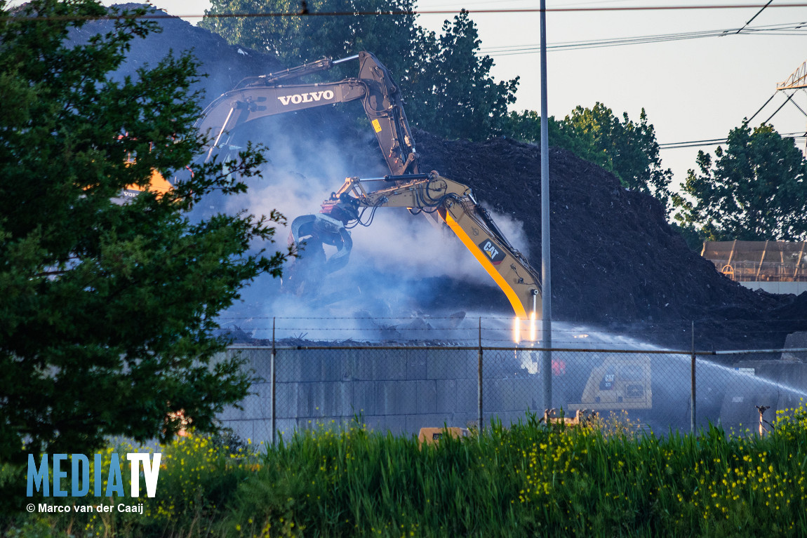 Stank door brand in afvalhoop Nieuw Oranjekanaal Hoek van Holland