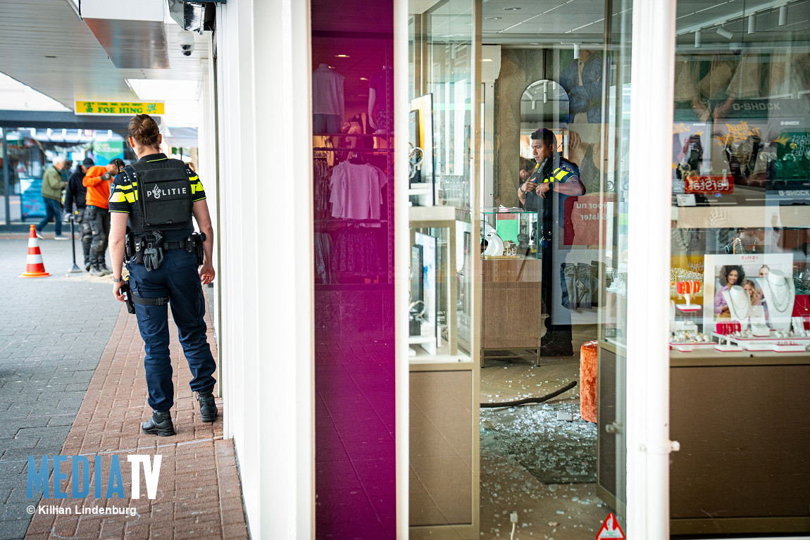 Vitrines kapotgeslagen bij overval op juwelier Hesseplaats Rotterdam