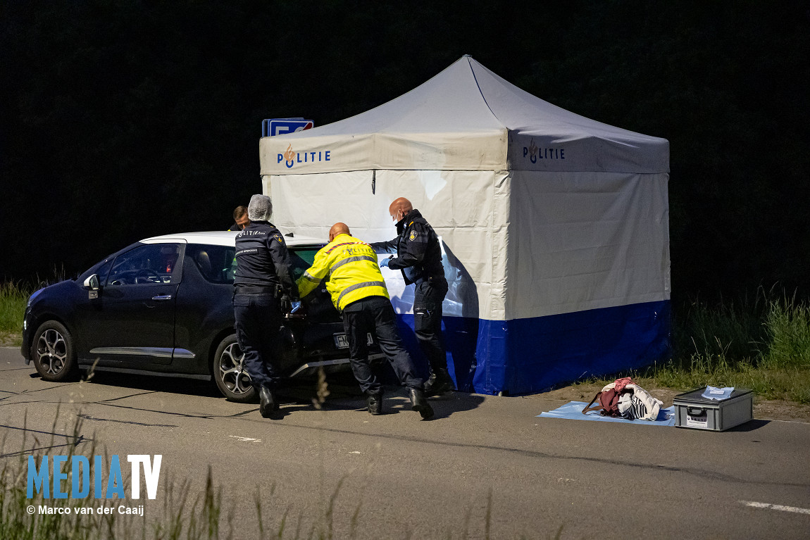 Overleden vrouw aangetroffen naast auto Vlaardingsedijk Maassluis