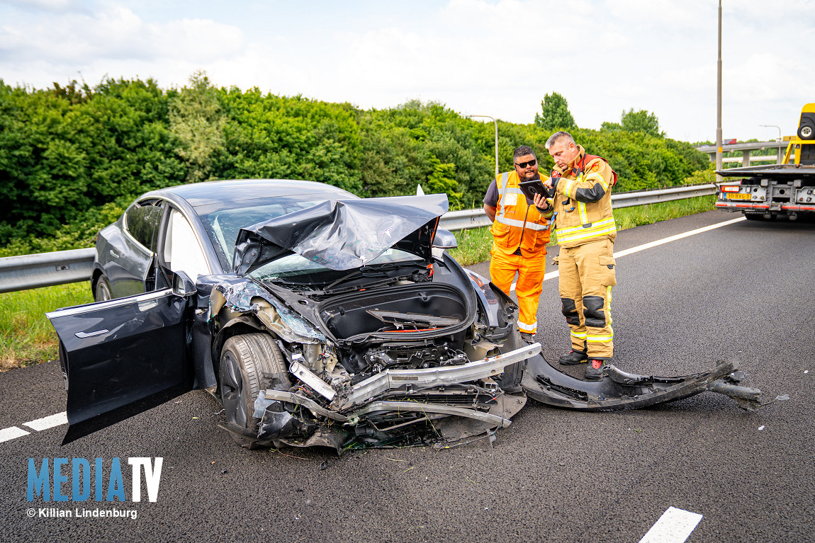 Snelweg dicht na aanrijding auto met vangrail A15 Ridderkerk