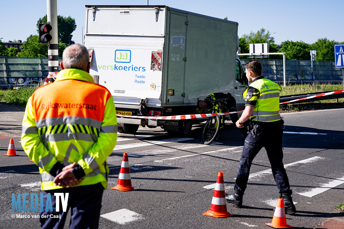 Kind op fiets zwaargewond bij aanrijding met vrachtwagen toerit A20 Rotterdam