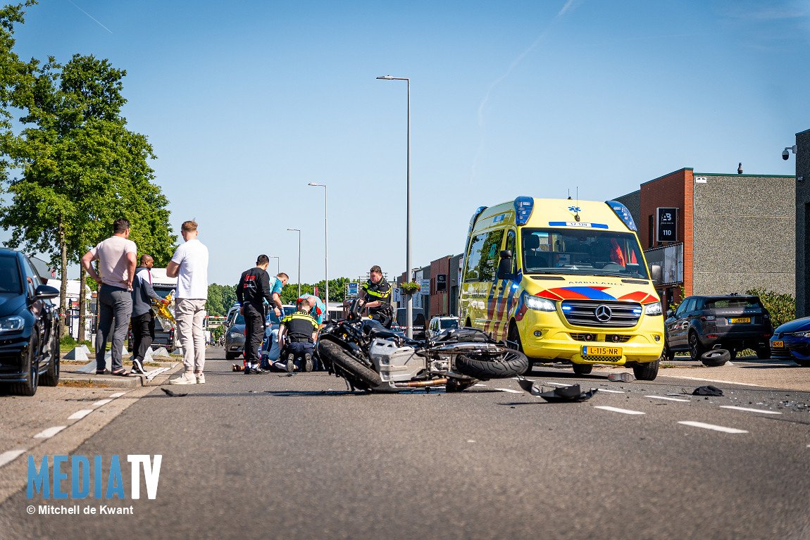 Motorrijder zwaargewond bij aanrijding met auto Mandenmakerstraat Hoogvliet Rotterdam
