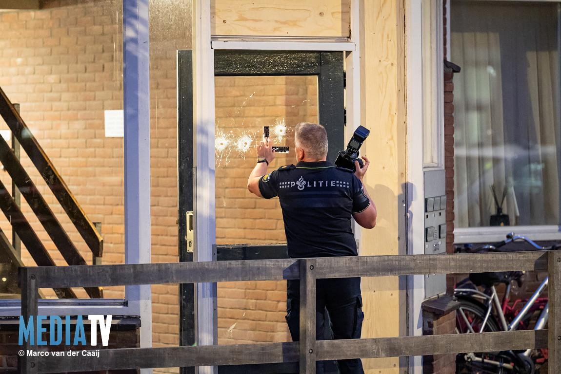 Deur van portiek beschoten na eerdere explosie Berkelstraat Rotterdam