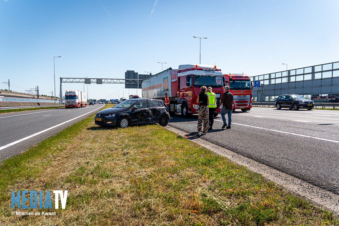 Auto beschadigd na ongeval met vrachtwagen op snelweg A15 Rotterdam