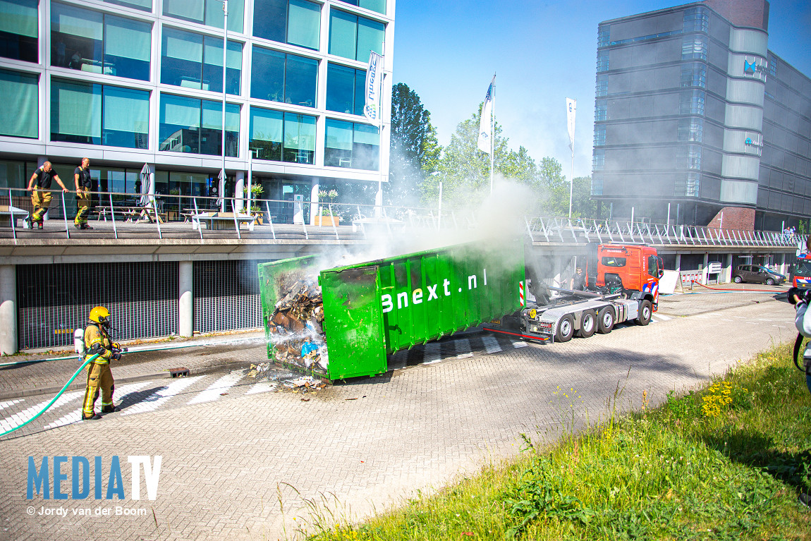 Veel rookontwikkeling bij brand in grofvuilcontainer Waalhaven Zuidzijde Rotterdam