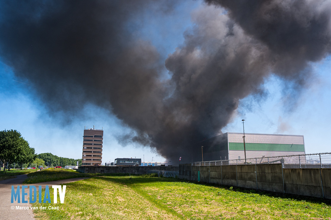 Dikke zwarte rook bij zeer grote brand GRIP 2 Maassluissedijk Vlaardingen