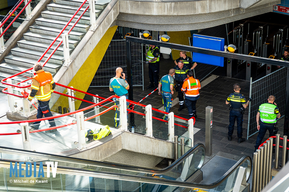 Grote inzet hulpdiensten na aanrijding met trein Blaak Rotterdam