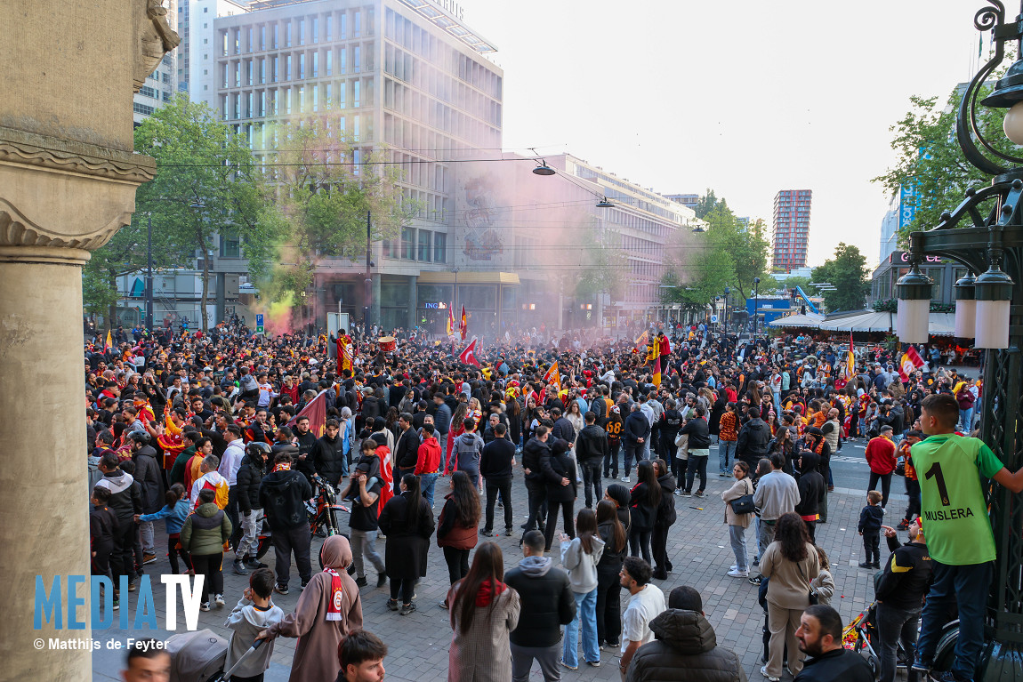 Feestende Galatasarayfans in centrum Rotterdam na behalen kampioenschap