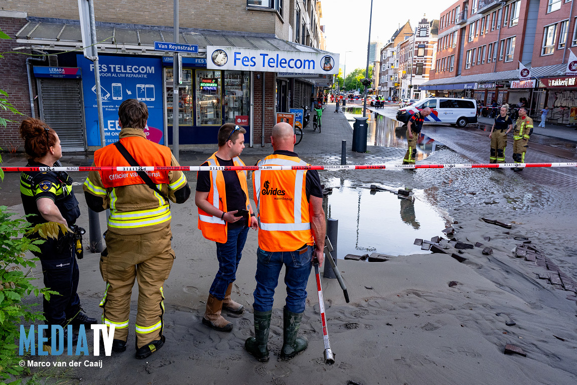 Straat onder water door grote leidingbreuk Crooswijkseweg Rotterdam