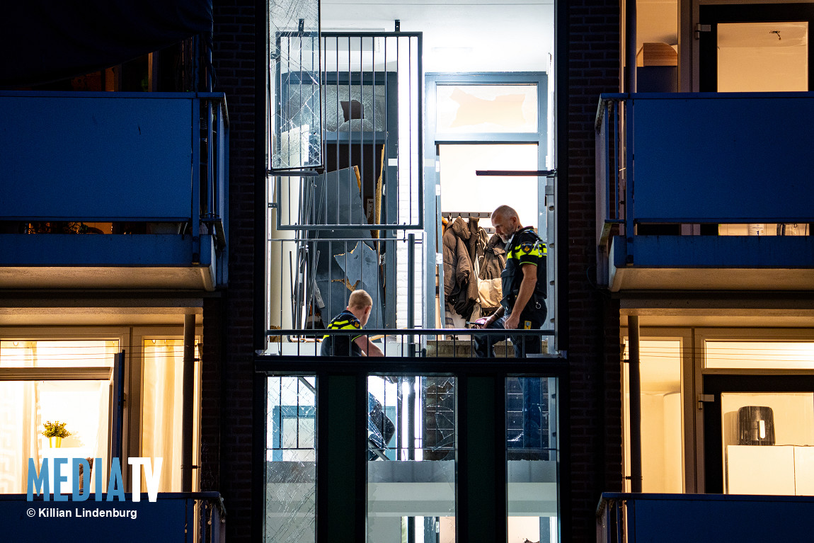 Grote schade na explosie in portiek Wiekslag Capelle aan den IJssel