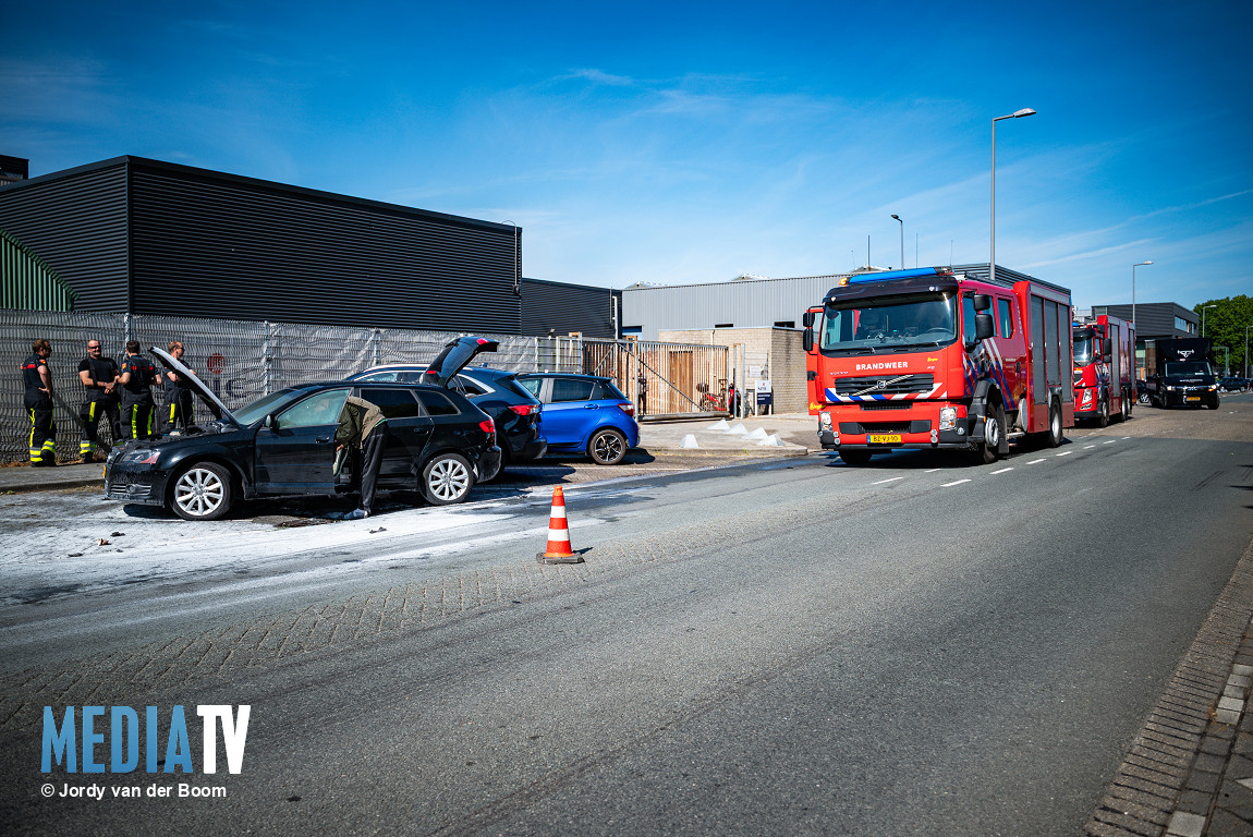 Inzittenden blussen brandend voertuig Oppermanstraat Hoogvliet Rotterdam