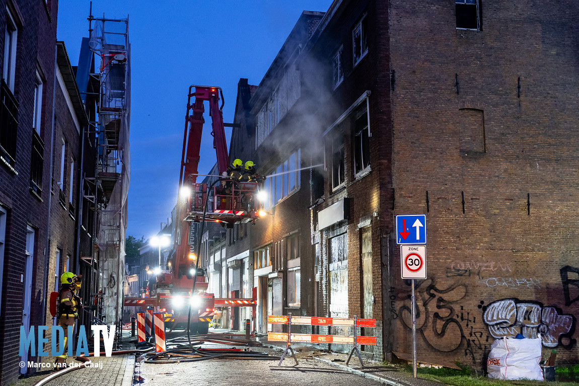 Veel rookontwikkeling bij grote brand in kraakpand Boterstraat Schiedam