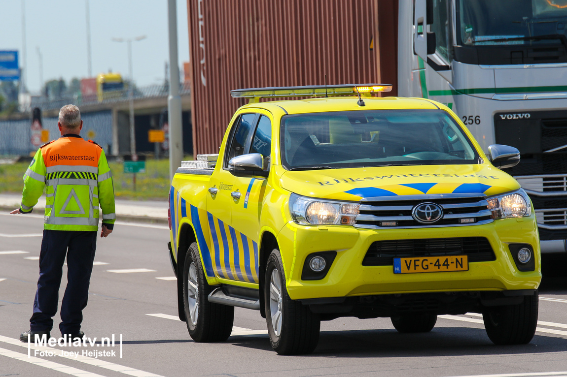 Weginspecteur Rijkswaterstaat mishandeld tijdens hulpverlening op A20 in Rotterdam