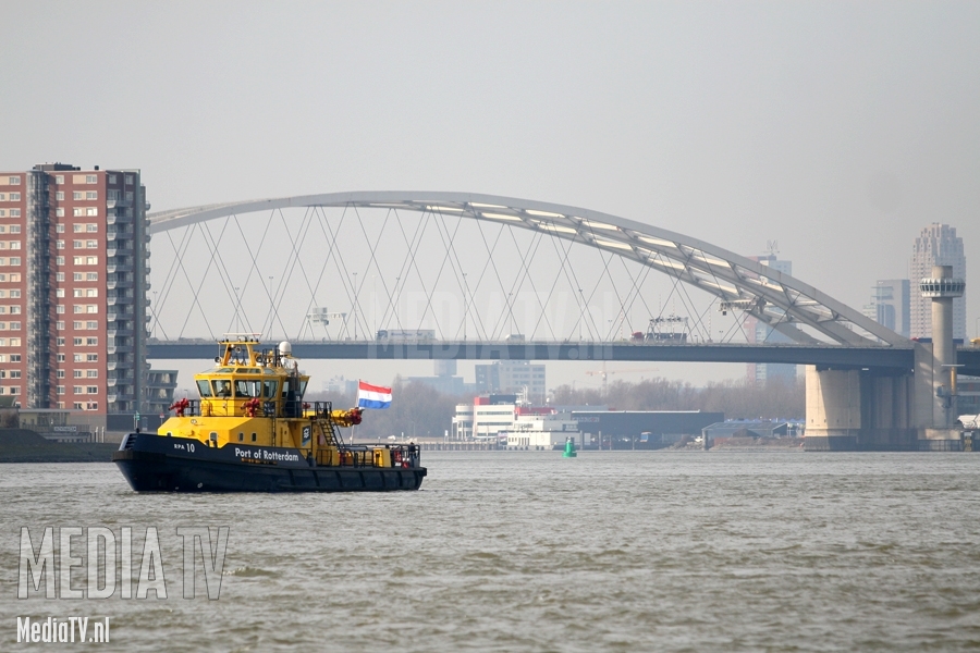 Vaten met gevaarlijke stoffen vallen in het water Reeweg Rotterdam