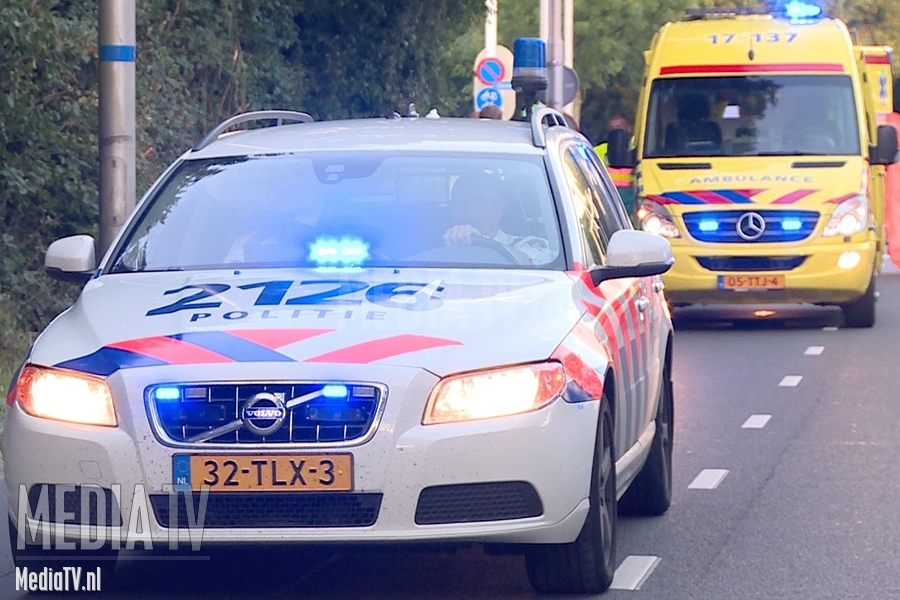 Fietser ernstig gewond na aanrijding met auto op Michelangelostraat Rotterdam.