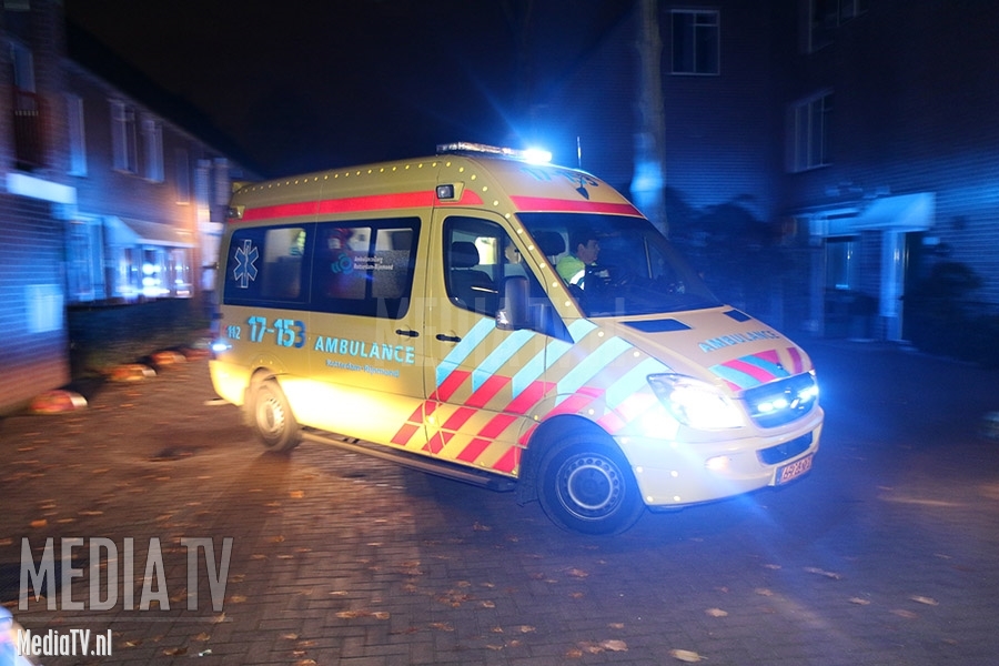Man rijdt tegen ambulancemedewerker Polderlaan Rotterdam