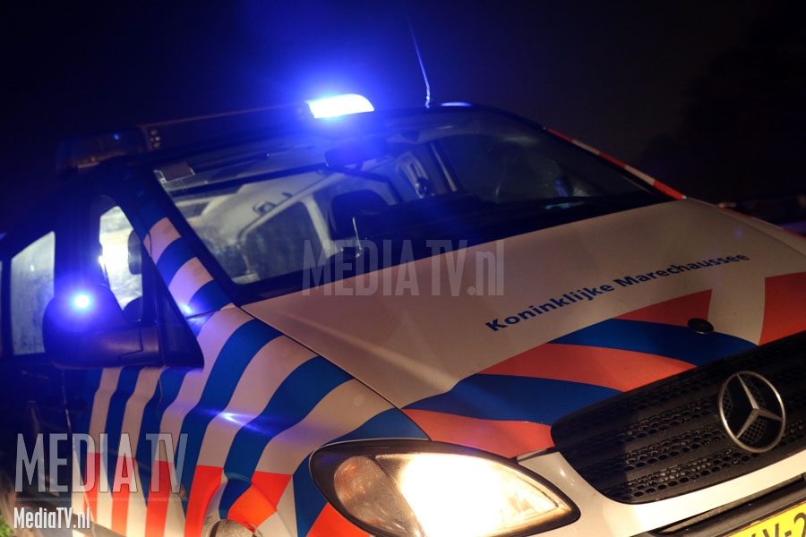 Marechaussee in Hoek van Holland treft 18 vreemdelingen tussen autobanden aan
