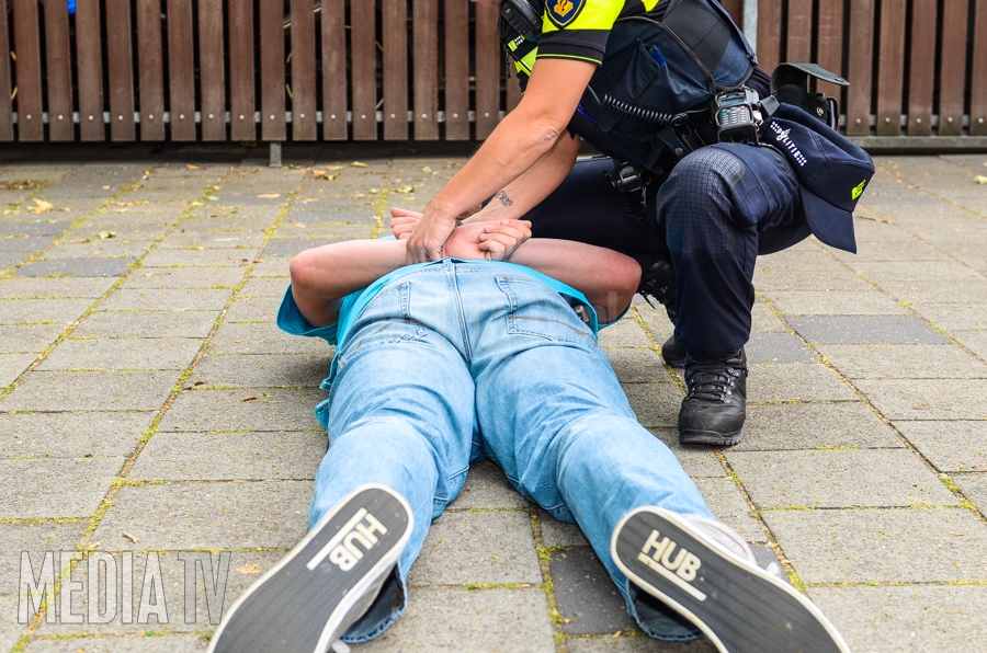Rotterdammer slaat agenten in het gezicht Sophiakade Rotterdam